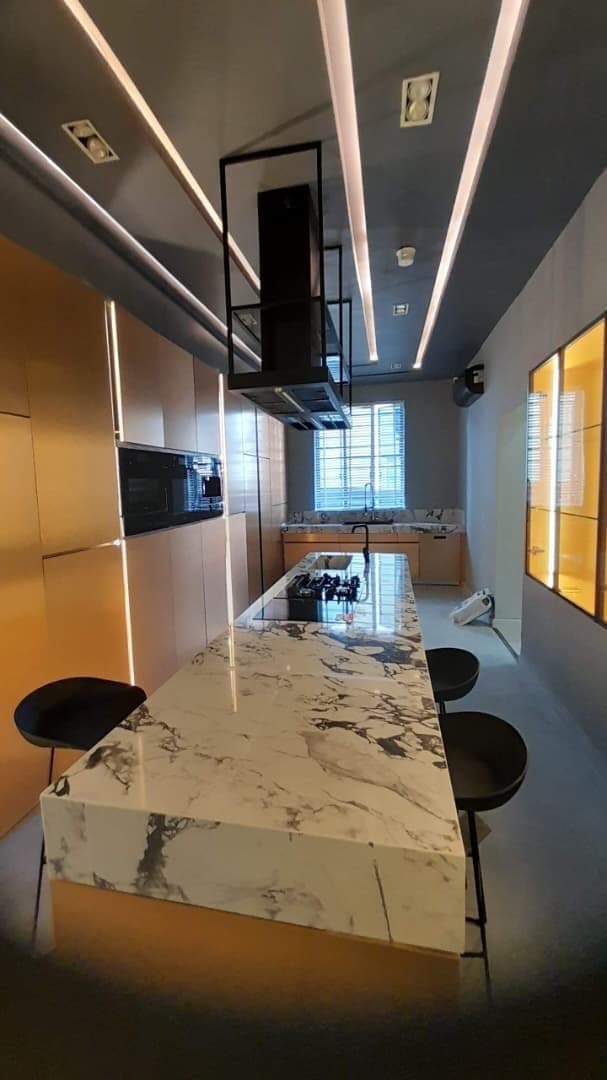 Kitchen cabinet and built-in cooktop installation